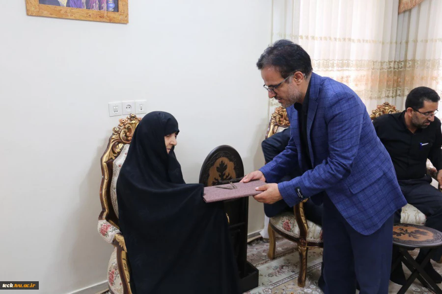 دیدار با خانواده شهید محتشمیان