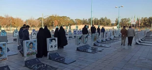 حضور و تجدید عهد و پیمان جمعی از کارکنان و اساتید و اعضای هیئت علمی دانشکده فنی شهید رجائی کاشان با شهیدان انقلاب اسلامی و دفاع مقدس در هفته بسیج مستضعفین 4
