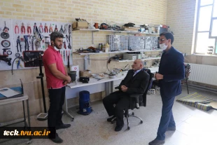 بازدید سردار جواد نائینی کفیل نمایندگی مردم کاشان و آران و بیدگل در مجلس شورا از هسته های فناور مرکز رشد و خلاقیت دانشکده فنی شهید رجائی پسران کاشان 18