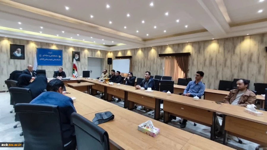 تجلیل از کارکنان در پایان امتحانات نیم سال اول  1402 – 1401 3