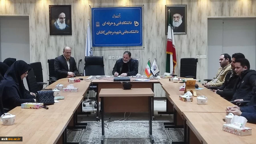 تجلیل از کارکنان در پایان امتحانات نیم سال اول  1402 – 1401 4
