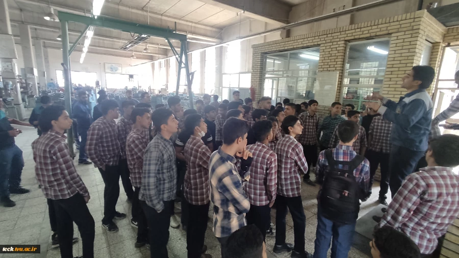 بازدید ۱۰۰ نفر از دانش آموزان پایه نهم مدرسه امام صادق علیه‌السلام از دانشکده فنی و حرفه ای شهید رجایی کاشان 4