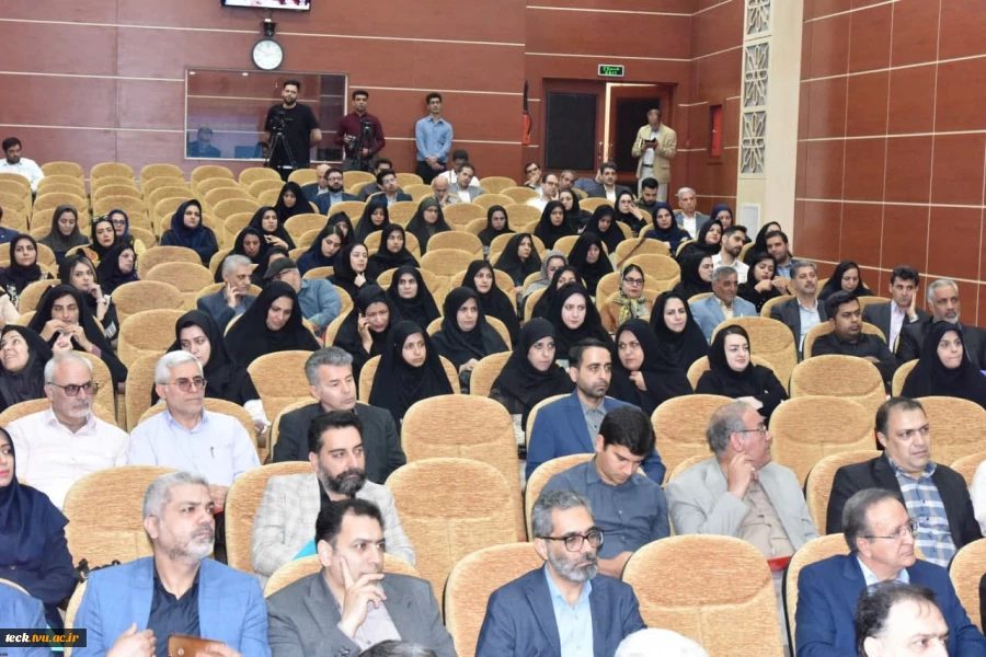 رئیس دانشگاه فنی و حرفه‌ای در چهارمین کنسرسیوم مهارت‌آموزی و اشتغال در کاشان:
امتداد فکری شهید آیت الله سید ابراهیم رئیسی، موجب حرکت به سمت توسعه در زمینه صنعت و اشتغال بود. 4