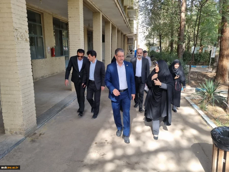 بازدید دکتر زمانی، رئیس دانشگاه ملی مهارت از خوابگاه آموزشکده‌ دختران کاشان 3